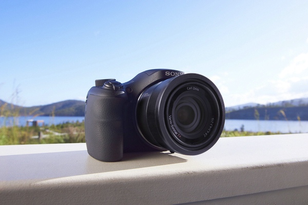 Sony präsentiert die neue Bridge-Kamera HX350 
