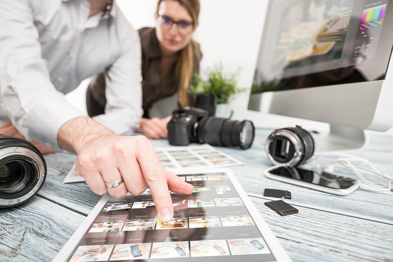 Photographers computer with photo edit programs. Künstliche Intelligenz: Schlaue Software hilft Fotografen beim Sortieren ihrer Lieblingsbilder