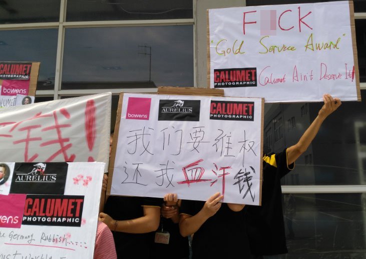 protestt Bowens Mitarbeiter protestieren vor deutscher Botschaft in China