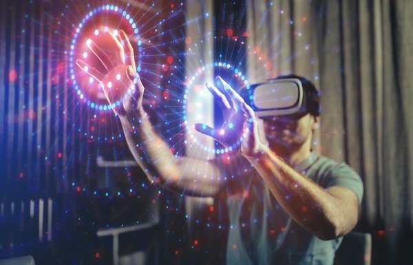 Browsing a Virtual World in Virtual Reality Glasses Mixed Reality bringt 3D-Bilder in Bewegung