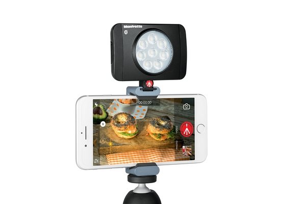 k_led_light_luminuse_MLUMIMUSE8A-BT_with_smartphone LUMIMUSE 8 Bluetooth-Edition von Manfrotto