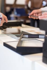 Mit HALBE Collage-Rahmen Polaroids stilvoll in Szene setzen