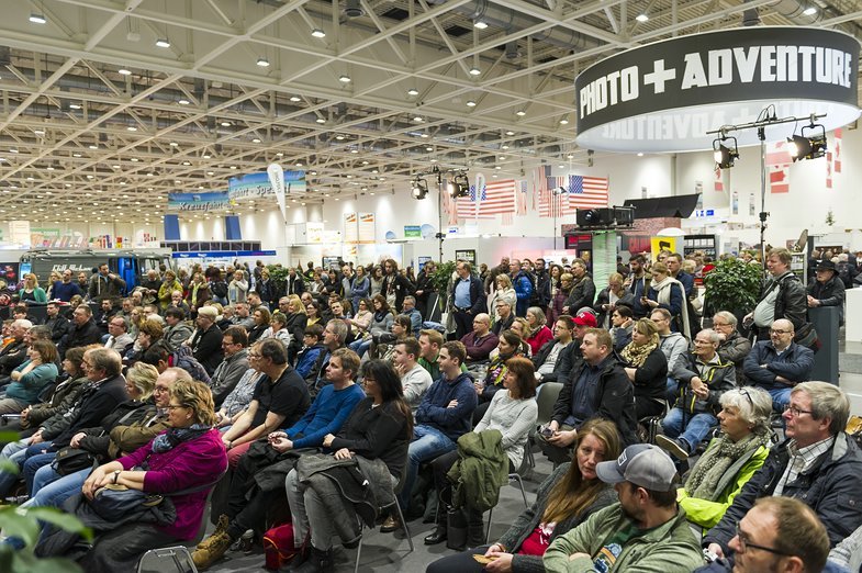 abf präsentiert Photo+Adventure. Zuschauer vor der Bühne