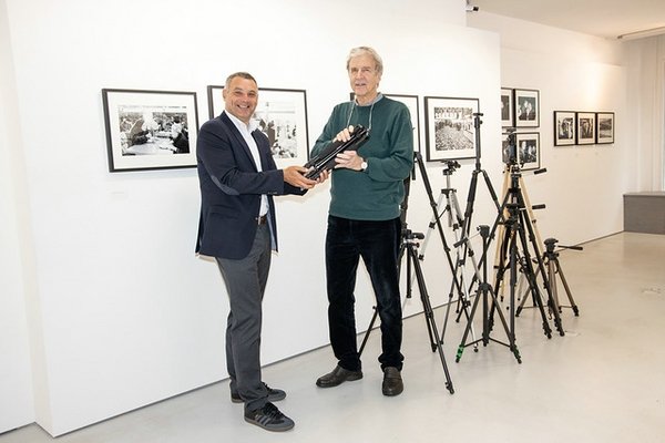 Rollei übergibt gespendete Stative an Freelens Foundation