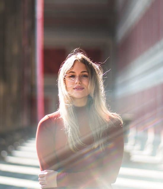 Portrait einer Frau in lichtdurchflutetem Gang. Bild von Huy Tran zu Nikon Fotoworkshops Valentinstag
