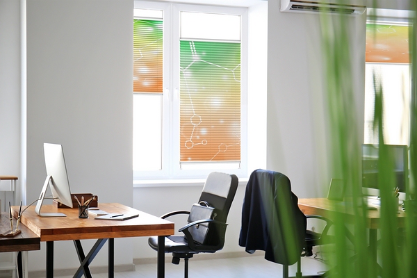 Foto-Plissee mit abstraktem Motiv in Büroräumen