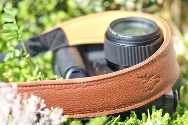 Ergonomische Kameragurte von EDDYCAM in der Farbe Cognac