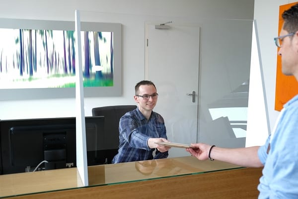 HALBE-Rahmen produziert mobilen Spuckschutz