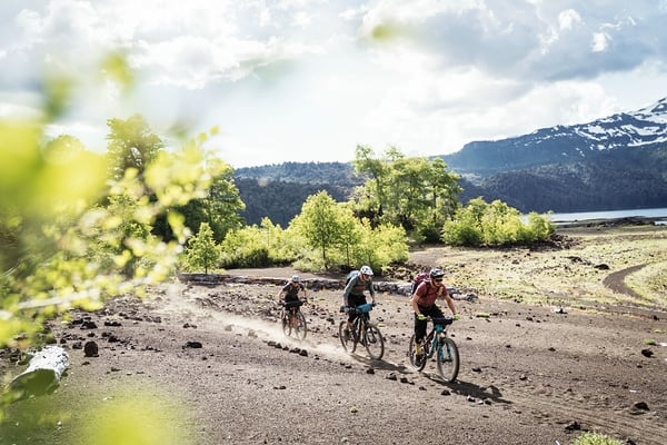 Drei Mountainbike-Fahrer im Gelände. Bild: © Baschi Bender