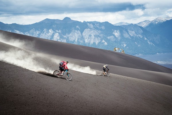 Zwei Mountainbiker auf Staubpiste