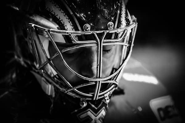 Goalie Kristers Gudlevskis hochkonzentriert in der Spielvorbereitung.