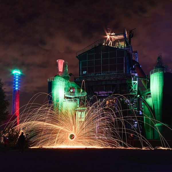 Illuminierte Industriekulisse des stillgelegten Hüttenwerks im Landschaftspark Duisburg-Nord