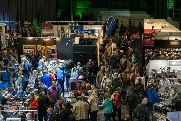 Blick in die belebte Messehalle der Photo+Adventure - ein Bild aus früheren Jahren