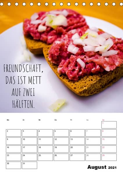 Kalenderblatt August aus dem Mettkalender: 2 Mettbrötchen mit Zwiebeln auf Teller