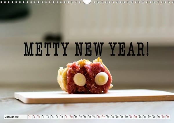 Kalenderblatt Januar: Mettbrötchen mit Zwiebelringaugen auf Holzbrett