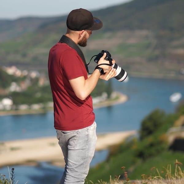 Mann setzt zum Fotografieren an. An der Kamera: Eddycam Easy plus