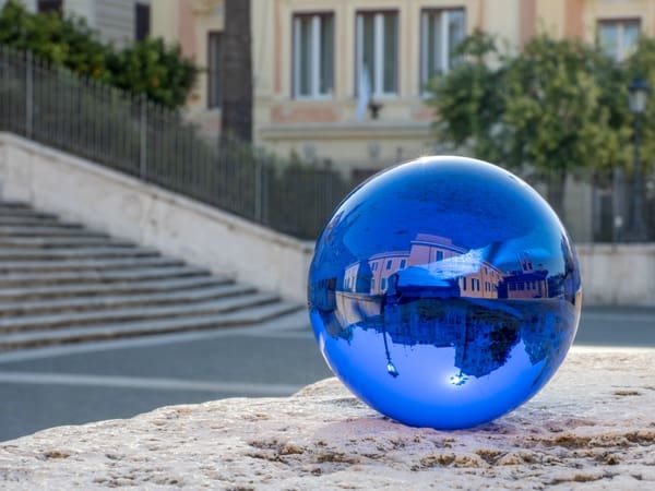 Anwendungsbeispiel Lensball blau vor Häuserfront. Bild zum Artikel Neu bei Rollei: Bunte Lensballs