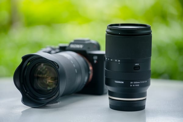 Tamron 28-200mm F/2.8-5.6 Di III RXD neben Sony Kamera