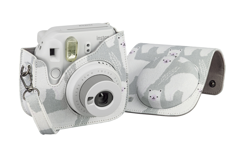 Kameratasche RIO 110 für Fujifilm Instax mini 11 Motiv Llama von CULLMANN, aufgeklappt, mit Kamera 