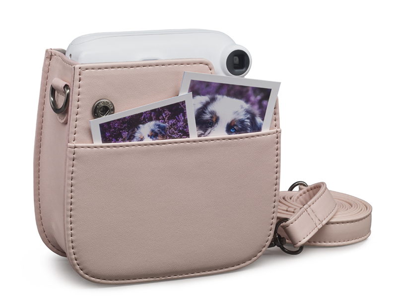 Kameratasche RIO 110 für Fujifilm Instax mini 11 Farbe apricot von CULLMANN, aufgeklappt, mit Kamera und 2 Sofortbildern im Vorderfach