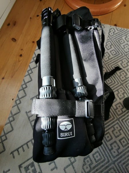 Unterseite der Messengertasche ProTactic MG 160 AW II von Lowepro mit befestigtem Stativ