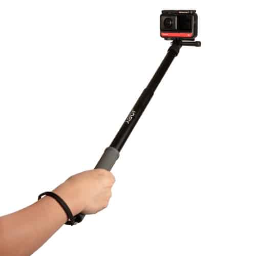 Hand hält JOBY TelePod Sport mit Kamera und ausgefahrener Teleskopstange 