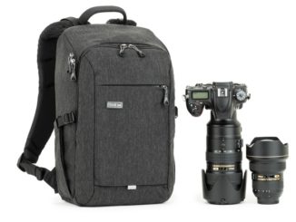 Rucksack Think Tank Backstory, rechts daneben Nikon-Kamera mit Objektiv 13