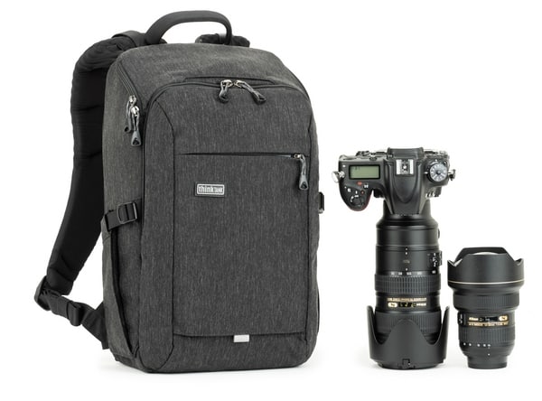 Rucksack Think Tank Backstory, rechts daneben Nikon-Kamera mit Objektiv 13