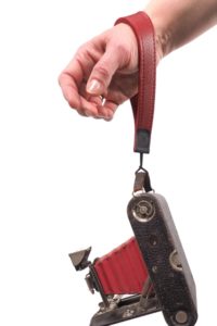 EDDYCAM Sling Handschlaufe in rot an mit Kodak Balgenkamera