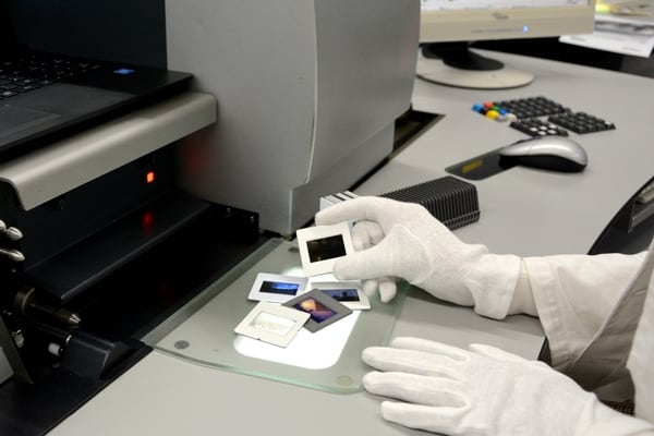 Werkstatt digitalspezialist - Produktionsschritt beim digitalisieren von Dias