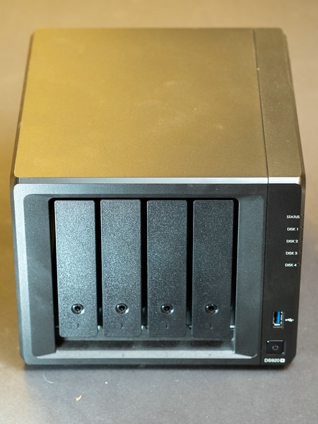 Synology DS920+ Vorderansicht von schräg oben Synology DS920+ Vorderansicht von schräg oben
