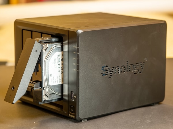 Synology DS920, Ansicht vorne und seitlich, Einschub einer Festplatte Synology DS920, Ansicht vorne und seitlich, Einschub einer Festplatte