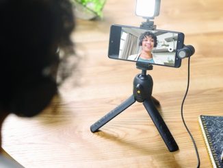 RODE VLOGGER KIT mit Smartphone auf Tisch