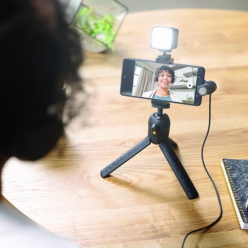 RODE VLOGGER KIT mit Smartphone auf Tisch