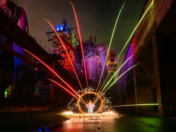 Lightpainting vor Industriekulisse das Landschaftsparks Duisburg bei Nacht