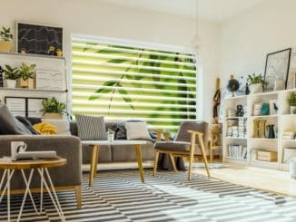 Wohnzimmerinterieur im nordischen Stil mit Doppelrollo von La-Melle