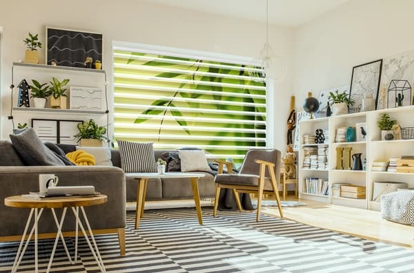 k_@La-Melle-Wohnzimmer-mit-floralen-Doppelrollo.jpg
