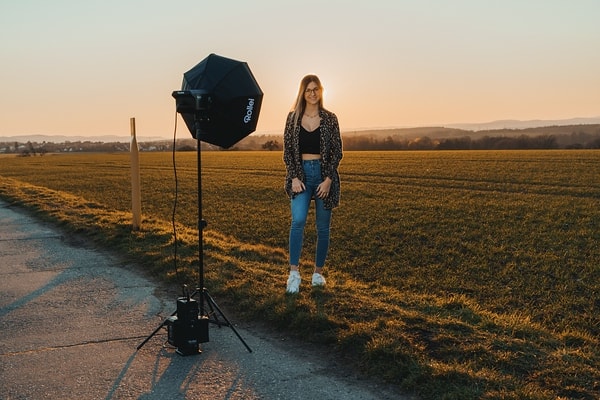 Rollei Soluna Pro in der Anwendung: Model und Dauerlicht outdoor