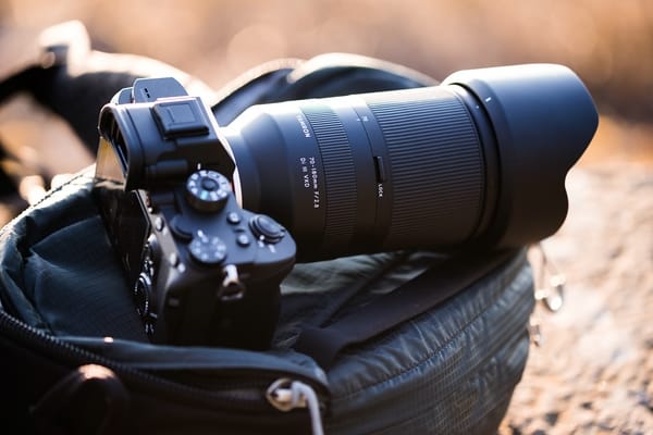 Bild zu Tamron Creativity Contest: Sony-Kamera mit 70-180mm F/2.8 Di III VXD von Tamron auf Fototasche