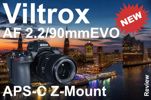 Viltrox AF 90mm F2.2 EVO APS-C Teleobjektiv an einer Nikon Z-Kamera vor der Hamburger Elbphilharmonie bei Nacht. Viltrox AF 90mm F2.2 EVO APS-C Teleobjektiv an einer Nikon Z-Kamera vor der Hamburger Elbphilharmonie bei Nacht.