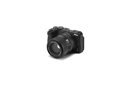 Schrägansicht des kompakten Viltrox AF 75mm F1.8 EVO, montiert an einer schwarzen Nikon Z30 APS-C-Kamera vor hellem Hintergrund. Schrägansicht des kompakten Viltrox AF 75mm F1.8 EVO, montiert an einer schwarzen Nikon Z30 APS-C-Kamera vor hellem Hintergrund.