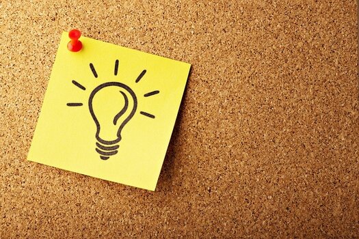 Glühlampen-Symbol auf gelbem Notizzettel als Hinweis auf einen EIZO-Praxistipp für Fotograf:innen Glühlampen-Symbol auf gelbem Notizzettel als Hinweis auf einen EIZO-Praxistipp für Fotograf:innen