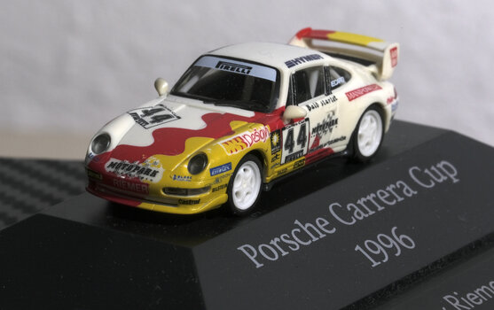 Detailreiche Makroaufnahme eines Porsche Carrera Cup Modellautos von 1996 auf einem Präsentationssockel. Detailreiche Makroaufnahme eines Porsche Carrera Cup Modellautos von 1996 auf einem Präsentationssockel.