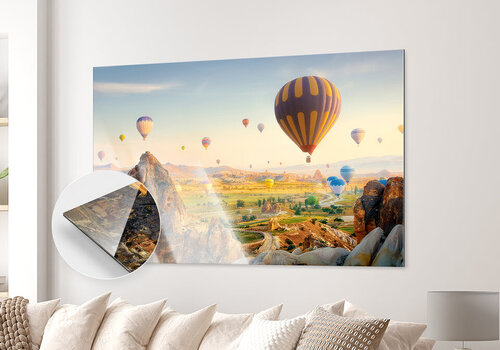 Ein farbbrillantes GalleryPrint-Wandbild mit Heißluftballons über einer Wüstenlandschaft, mit Detailansicht der Oberfläche. Ein farbbrillantes GalleryPrint-Wandbild mit Heißluftballons über einer Wüstenlandschaft, mit Detailansicht der Oberfläche.