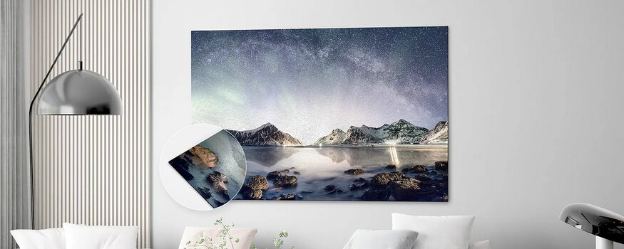 Ein modernes Wandbild auf gebürstetem Aluminium mit einer Milchstraßen-Nachtaufnahme im skandinavischen Wohnambiente. Ein modernes Wandbild auf gebürstetem Aluminium mit einer Milchstraßen-Nachtaufnahme im skandinavischen Wohnambiente.