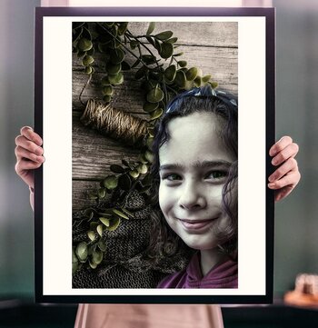 Gerahmtes Portraitfoto mit Passepartout als Beispiel für die Präsentation fotografischer Arbeiten. Gerahmtes Portraitfoto mit Passepartout als Beispiel für die Präsentation fotografischer Arbeiten.