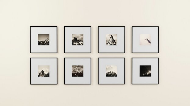 Mehrere gerahmte Fotografien mit Passepartout als Beispiel für eine einheitliche Bildpräsentation. Mehrere gerahmte Fotografien mit Passepartout als Beispiel für eine einheitliche Bildpräsentation.