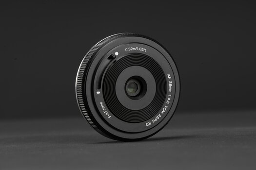 Frontansicht des Viltrox AF 28mm F4.5 Chip L mit integriertem Schiebemechanismus zum Schutz der Frontlinse