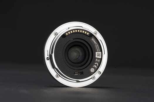 Rückansicht des Viltrox AF 28mm F4.5 Chip L mit Metallbajonett, elektronischen Kontakten und USB-C-Anschluss für Firmware-Updates