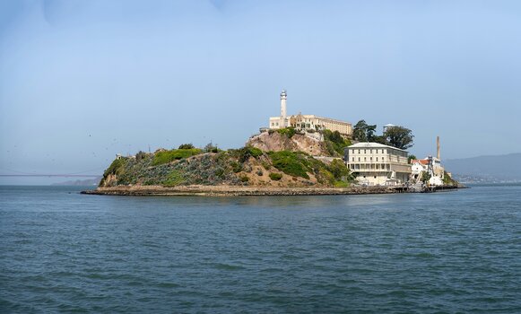 Die ehemalige Gefängnisinsel Alcatraz in der Bucht von San Francisco mit historischen Gebäuden und Leuchtturm am Ufer. Die ehemalige Gefängnisinsel Alcatraz in der Bucht von San Francisco mit historischen Gebäuden und Leuchtturm am Ufer.